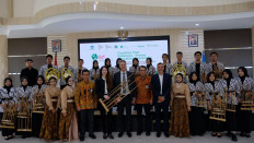 Gwenaelle Avice-Huet (seventh left, front row), Chief Strategy & Sustainability Officer at Schneider Electric, poses with students of the Centre of Excellence for Electricity, Automation and Renewable Energy (CoE EARE), a vocational school located in Cimahi, West Java, that Schneider Electric Indonesia established in cooperation with the Indonesian Ministry of Education, Culture, Research and Technology, French Ministry for National Education and Youth, and Schneider Electric Foundation.