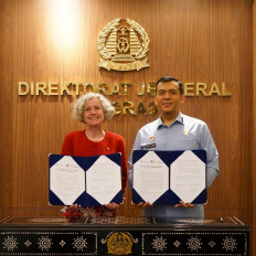 Directorate General of Immigration Silmy (right) and Associate Secretary of DHA Stephanie Foster (left) officially sign their collaboration.