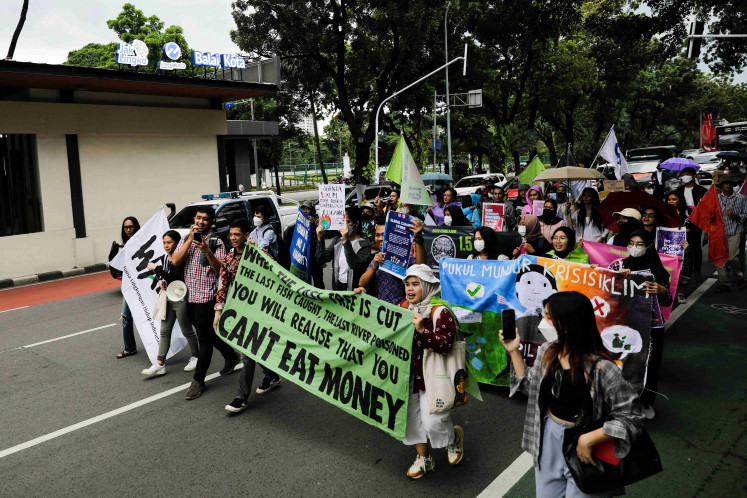 Youths and activists holding banners as they march towards the National Monument (Monas) complex during a Global Climate Strike to protest against climate change in Jakarta, Indonesia, March 3, 2023. REUTERS/Willy Kurniawan