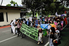 Youths and activists holding banners as they march towards the National Monument (Monas) complex during a Global Climate Strike to protest against climate change in Jakarta, Indonesia, March 3, 2023. REUTERS/Willy Kurniawan