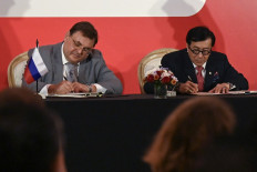 Indonesian Justice Minister Yasonna Laoly (right) and Russian Minister of Justice Konstantin Chuychenko (left) sign a Memorandum of Understanding during their meeting in Nusa Dua in Bali on March 31, 2023. 
 (AFP/Sonny Tumbelaka).
Usage: 0