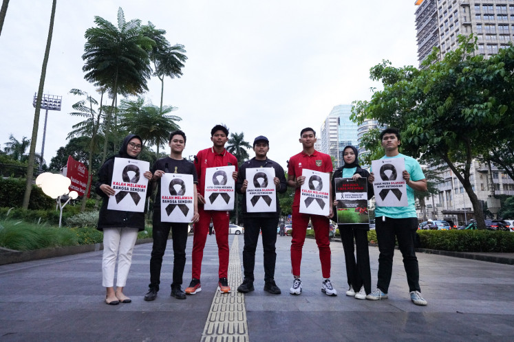 Black ribbons for support: After learning that Indonesia would not be hosting the 2023 FIFA U-20 World Cup, players and fans gather at FX Senayan, South Jakarta, to express their disappointment by wearing black ribbons. (Courtesy of CentennialZ)
