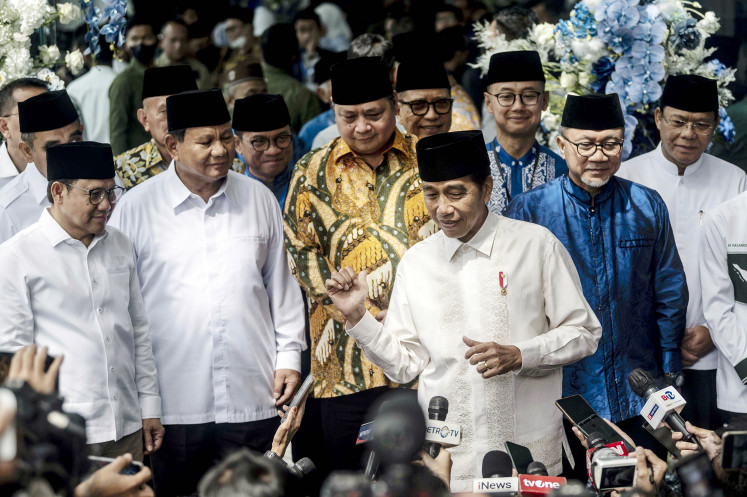 President Joko “Jokowi“ Widodo (third right), accompanied by National Mandate Party (PAN) chairman Zulkifli Hasan (second right), Golkar Party chairman Airlangga Hartarto (third left), Gerindra chairman Prabowo Subianto (second left), National Awakening Party (PKB) chairman Abdul Muhaimin Iskandar (left) and United Development Party (PPP) acting chairman Muhamad Mardiono (right), gives a press statement after attending a Ramadan gathering at the PAN central executive board office in Jakarta on April 2, 2023.