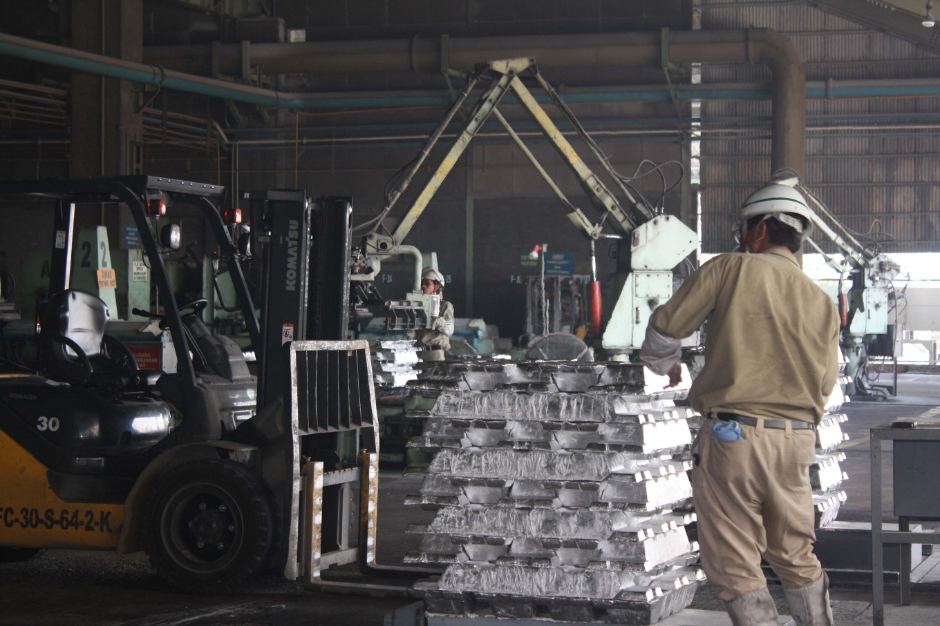 PRINTING ALUMINUM Bars: Some Inalum employees are preparing aluminum bars after printing at the factory. PT Inalum can produce 225,000 tons of aluminum bars every year. 