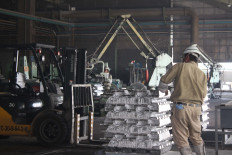 PRINTING ALUMINUM Bars: Some Inalum employees are preparing aluminum bars after printing at the factory. PT Inalum can produce 225,000 tons of aluminum bars every year. 