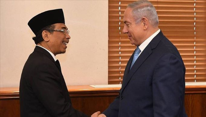 Let’s talk: Nahdlatul Ulama’s (NU) Yahya Cholil Staquf (left) shakes hands with Israeli Prime Minister Benjamin Netanyahu in Jerusalem on June 15, 2018.