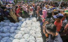 People cram into a Ramadan bazaar organized by the Mudung Laut administration in Jambi on April 4, 2023. Basic commodities were offered below market prices.