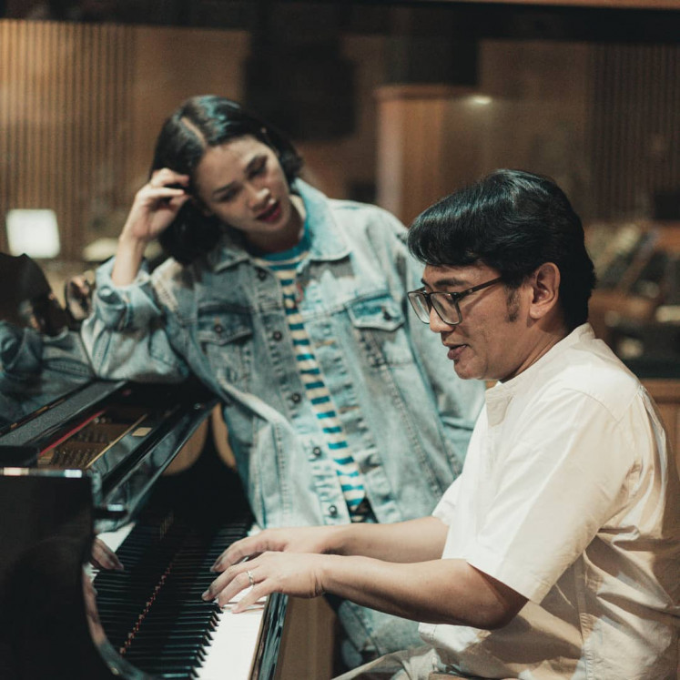 Inspiration for pianists: Solo artist and composer Mondo Gascaro plays the piano alongside singer Andien in an Instagram post uploaded on June 17, 2021. (Instagram/Mondo Gascaro @mondogascaro)