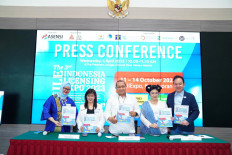 Tita Soendoro (left), ASENSI chairperson Susany Widjaya (second left), representative of the executive general director of domestic trade Agus Purwanto (center), Christina Sudjie (second right) and CEO of IMEI and Krista Exhibitions Daud D Salim close the press conference in Jakarta on Wednesday. 