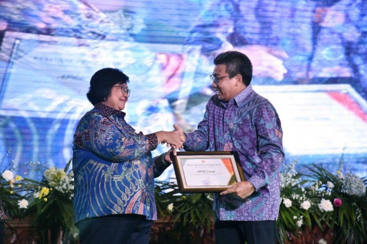 Environment and Forestry Minister Siti Nurbaya Bakar and PT Riau Andalan Pulp and Paper president director Sihol Aritonang shake hands. APRIL Group was named best partner during the development of Rumpin Nursery. 