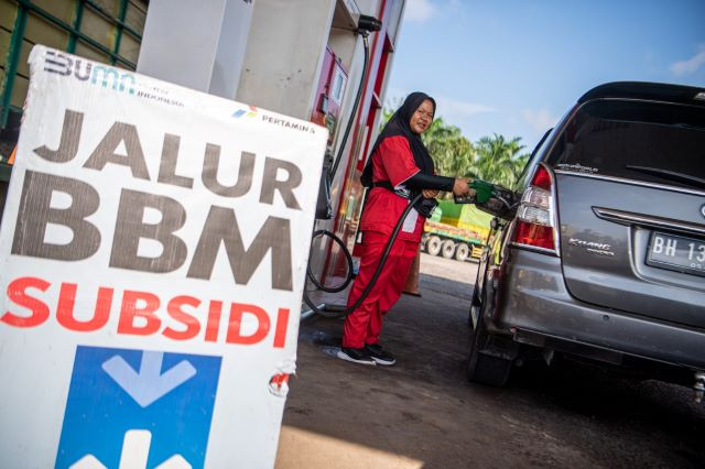 Supply-side: A gas station worker refuels a car on a Palembang-Jambi highway section in Tanjung Kerang area, Musi Banyuasin regency, South Sumatra, on Tuesday. State oil and gas company Pertamina says fuel and gas supplies were adequate for the southern part of Sumatra during the upcoming Idul Fitri mudik (exodus).