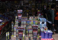 Powderkeg: Firecrackers sets are presented for sale at the Asemka Morning Market in Tambora, West Jakarta, on Dec. 12, 2019. (Kompas.com/M Lukman Pabriyanto)