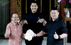 Bali Governor Wayan Koster (left) poses with newly installed Youth and Sports Minister Dito Ariotedjo (center) and Indonesian Olympics Committee (KOI) chairman Raja Sapta Oktohari on April 13, 2023.