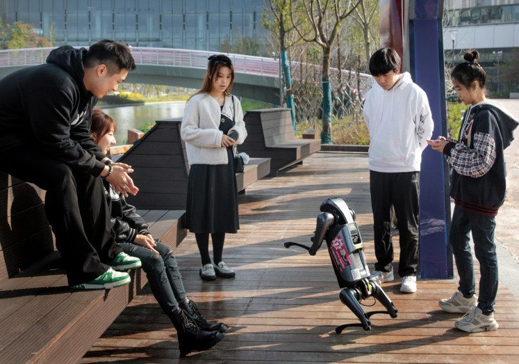 Students try out a robot at Xi’an Jiaotong-Liverpool University (XJTLU) Entrepreneur College (Taicang).