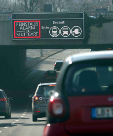 Cars pass a sign alerting about fine particulates on a busy street in downtown Stuttgart, Germany, February 6, 2019. REUTERS/Michael Dalder/File Photo
