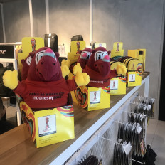 Iconic: Stuffed toys depicting Bacuya, who was to be the mascot for the ill-fated U-20 World Cup in Indonesia, are displayed for sale. (JP/Tunggul Wirajuda)