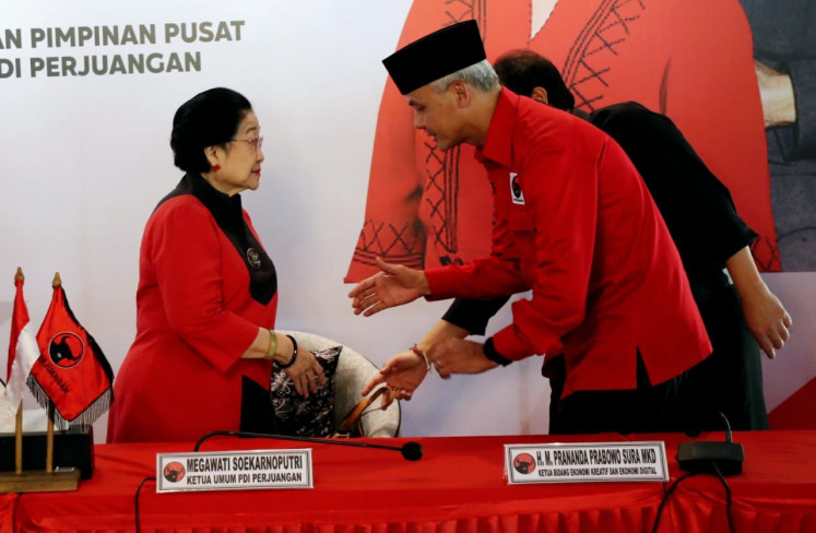 Central Java Governor Ganjar Pranowo (right) reaches out to shake hands with Indonesian Democratic Party of Struggle (PDI-P) chairwoman Megawati Soekarnoputri on April 21 in Bogor, West Java, after Megawati announced Ganjar’s nomination as the PDI-P’s 2024 presidential candidate.