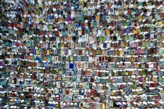 Muslims in Indonesia celebrate Idul Fitri, perform mass prayers