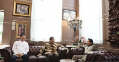 Defense Minister Prabowo Subianto (center), his aide Sjafrie Samsoeddin (left) and former State Intelligence Agency (BIN) chief AM Hendropriyono meet in private on April 26, 2023.