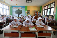 Education matters: Students of SDN 42 state elementary school in Banda Aceh attend a class after a long Idul Fitri holiday on May 2, 2023.