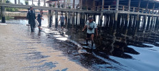 Oil spills hit Batam coast