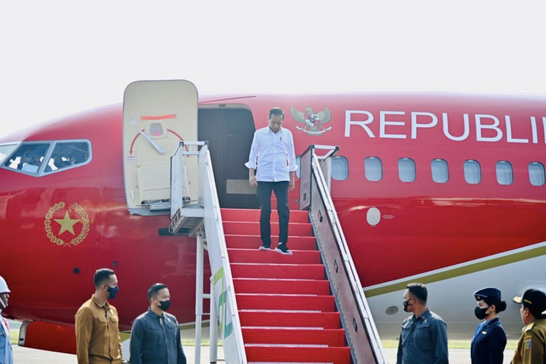 President Joko “Jokowi“ Widodo disembarks from the Presidential Aircraft at Radin Inten II Airport in Lampung on May 5, 2023.