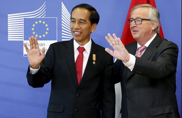 Long negotiations: President Joko “Jokowi” Widodo (left) and European Commission President Jean-Claude Juncker wave to the media prior to their meeting at the EU Commission headquarters in Brussels on April 21, 2016. Indonesia and EU are seeking to complete their comprehensive partnership agreement negotiation.
