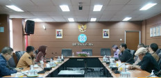 Chief editor of KompasTV Rosiana Silalahi (left) meets with chairperson of the Press Council Ninik Rahayu (right) on May 10, 2023.