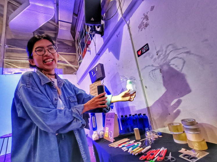 Creativity: Kidung Larasati and her octopus made from plastic bottles. (JP/Sylviana Hamdani)