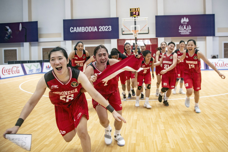 Indonesian women's basketball players celebrate after defeating Singapore's national basketball team  on May 14, 2023 during the Basket 5X5 SEA Games 2023 competition at Elephant Hall 2, Morodok Techo Indoor Sports Center, Phnom Penh.  The Indonesian women's basketball national team got a gold medal after beating Singapore 86-39.