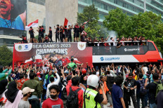 Thousands line Jakarta streets to salute triumphant football team