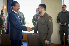 This handout photograph taken and released by the Ukrainian Presidential Press Service Ukraine's shows President Volodymyr Zelensky (right) shaking hands with President Joko Widodo during the “G7 + Partner Countries + Ukraine“ meeting on the sidelines of the final day of the G7 Summit Leaders' Meeting in Hiroshima on May 21, 2023. 
