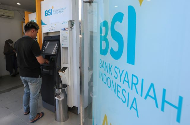 Cashing in: A customer of Bank Syariah Indonesia (BSI) withdraws cash at an ATM in Meulaboh, West Aceh regency, Aceh, on May 14, 2023. The bank’s president director Hery Gunardi said the bank’s services had resumed after a series of cyberattacks from May 8 to May 11. 