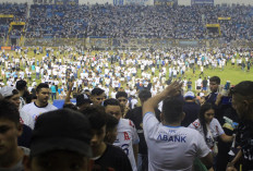 Fans invade the pitch following a stampede during a football match between Alianza and FAS at Cuscatlan stadium in San Salvador on May 20, 2023. Twelve people were killed and hundreds injured Saturday in a stampede at an El Salvador soccer stadium, police and emergency services said. Authorities said initial reports pointed to a crush of fans who tried to enter Cuscatlan Stadium in the Central American country's capital San Salvador to watch a local tournament match between teams Alianza and FAS.
