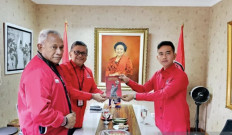 Secretary-general of the Indonesian Democratic Party of Struggle (PDI-P) Hasto Kristiyanto (left) holds a meeting with then Surakarta mayor Gibran Rakabuming Raka (right) in Jakarta on May 22, 2023.