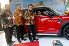 President Director of Bank Syariah Indonesia Hery Gunardi (three from left) accompanied by Director of Sales & Distribution of BSI Anton Sukarna (left) and SEVP Digital Banking BSI Saut Parulian Saragih (two left) handed over the main prize of the BSI Mobile 2022 Rain of Fortune Program to Ridwan Maulana Putra (right) ) as the Main Winner during the award at Wisma Mandiri, Jakarta, Monday, 05/15/2023. PT Bank Syariah Indonesia Tbk (BSI) gave the main prize 1 unit of Mini Cooper Country Man car in the BSI Fortune Rain event for the period August 2022 - March 2023. This is a form of appreciation for loyal customers using BSI Mobile. 