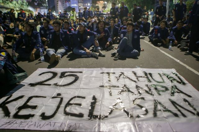 Bittersweet tribute: Students of Trisakti University gather on May 12 near the Arjuna Wijaya Statue in Central Jakarta to mark 25 years since the 1998 reform movement, which heralded Indonesia&rsquo;s move to democracy. The poster reads &ldquo;25 years without clarity&rdquo;, possibly a reference to the Trisakti Tragedy on May 12, 1998, when four Trisakti University students were killed during a peaceful protest, as well as other unresolved human rights atrocities dating back to that tumultuous period.