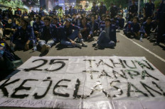 Students of Trisakti University gather on May 12, 2023, near the Arjuna Wijaya Statue in Central Jakarta to mark 25 years since the 1998 Reform movement, which heralded Indonesia&rsquo;s move to democracy. The poster reads &ldquo;25 years without clarity&rdquo;, possibly a reference to the Trisakti Tragedy on May 12, 1998, when four Trisakti University students were killed during a peaceful protest, as well as other unresolved human rights atrocities dating back to that tumultuous period.