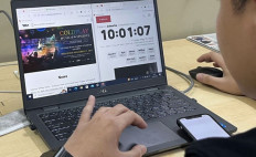 A man views the ticket presale countdown timer for a Coldplay concert in Jakarta that took place on Nov. 15. Some would-be concert-goers fell victim to ticket scams.