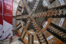 Officers check the condition of the Tunnel Boring Machine (TBM) for the Jakarta-Bandung Fast Train Project in Tunnel 1 in the Pondok Gede area, Bekasi DKI, Tuesday, 12/15/2020. The TBM machine has managed to penetrate the tunnel 1 tunnel structure along the 1.8 KM transverse under the Jakarta-Cikampek toll road.