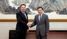 Musk talks 'new energy vehicles' with industry minister during China visit