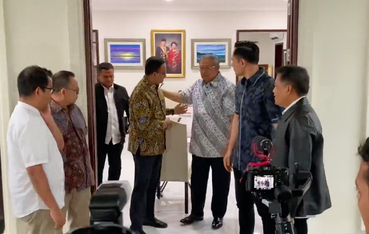 NasDem Party presidential candidate Anies Baswedan (left) greets former president Susilo Bambang Yudhoyono (right) before a meeting on June 1, 2023.