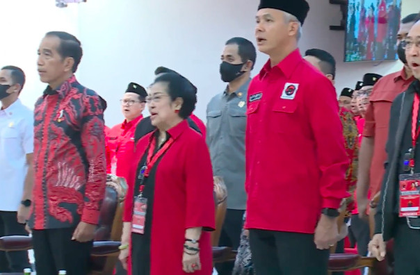 President Joko “Jokowi“ Widodo (left) stands alongside Indonesian Democratic Party of Struggle (PDI-P) chairwoman Megawati Soekarnoputri (center, front) and Central Java Governor Ganjar Pranowo (second right, front) during the party's national meeting in South Jakarta on Wednesday.