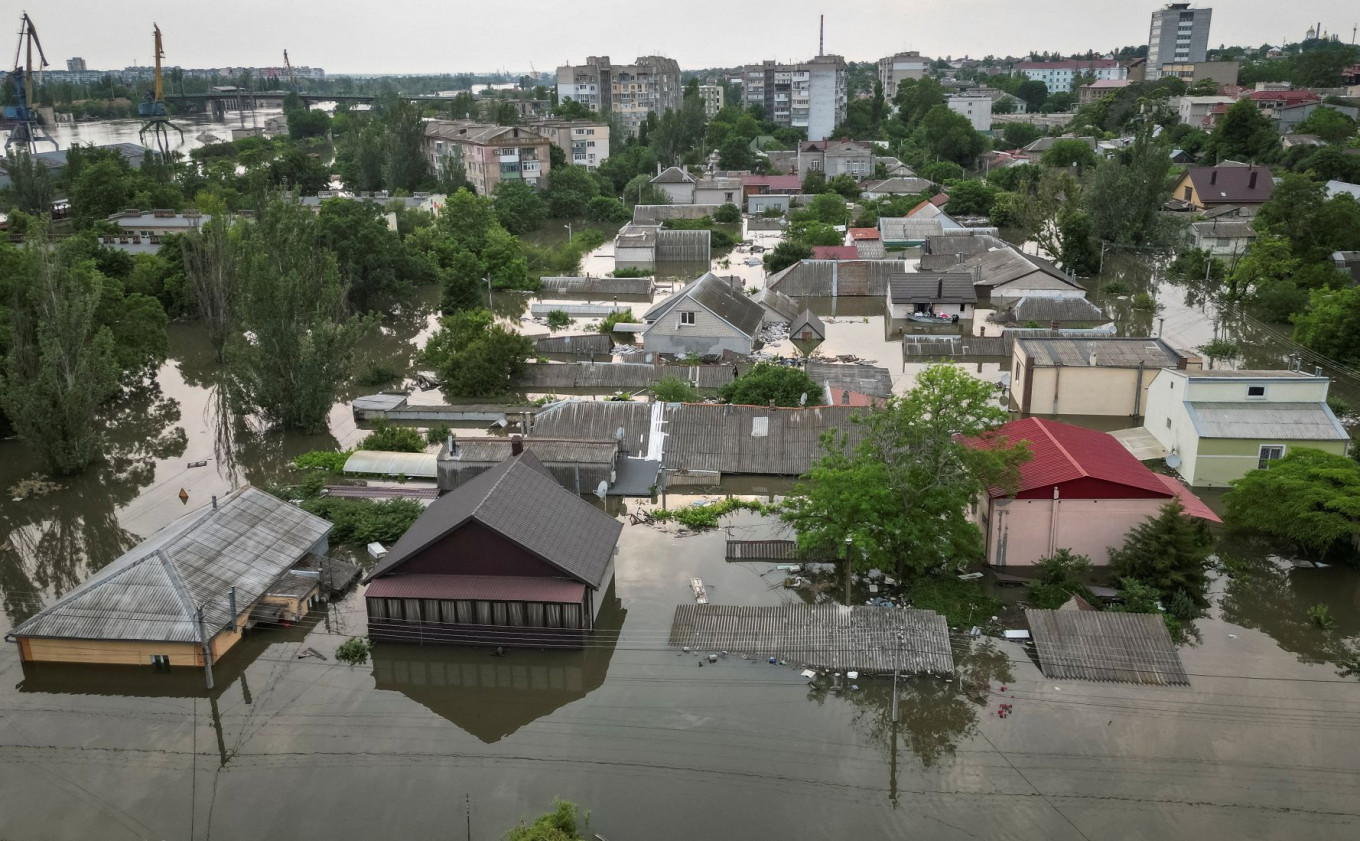 Residents flee flooding from destroyed dam in Kherson - Thu, June 8 ...