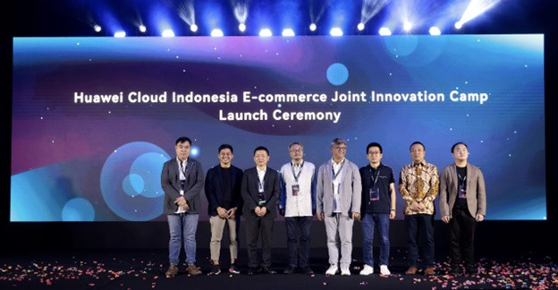 Executives from Huawei Cloud, idEA and Lazada pose for a photo as Huawei Cloud virtual human Sara releases the Joint Innovation Camp project.     