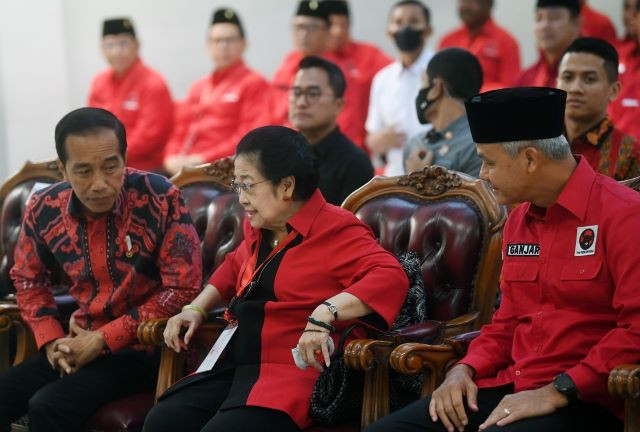 Up close and personal: President Joko “Jokowi” Widodo (left) speaks with Indonesian Democratic Party of Struggle (PDI-P) chairwoman Megawati Sukarnoputri (center) as the party’s presidential candidate Ganjar Pranowo looks on during the PDI-P national meeting in Jakarta on June 6, 2023.