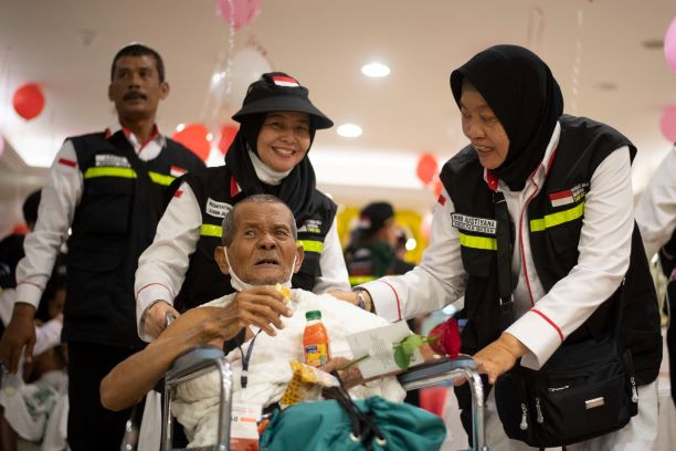 Taking care: Officers assist an elderly haj pilgrim upon his arrival on June 1 at a hotel in Mecca, Saudi Arabia. Nearly 67,000 of the Indonesian pilgrims who went on haj this year were above 65 years old.
