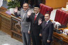 Deputy House of Representatives Speaker Lodewijk Paulus (left) and Sufmi Dasco Ahmad (right) pose with an elected member of the State Audit Agency (BPK), Slamet Edy Purnomo (center), in Senayan, Jakarta, on June 13, 2023.