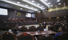 The justices of the Constitutional Court read out their decision on a petition for judicial review regarding Law No. 7/2017 on elections, specifically regarding the open-list electoral system, during a hearing on Thursday. The court voted 8-1 to reject the petition.