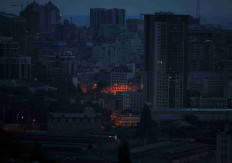 A view shows the Ukrainian capital at sunset during an air raid alert, amid Russia's attack on Ukraine, in Kyiv, Ukraine June 15, 2023. REUTERS/Gleb Garanich